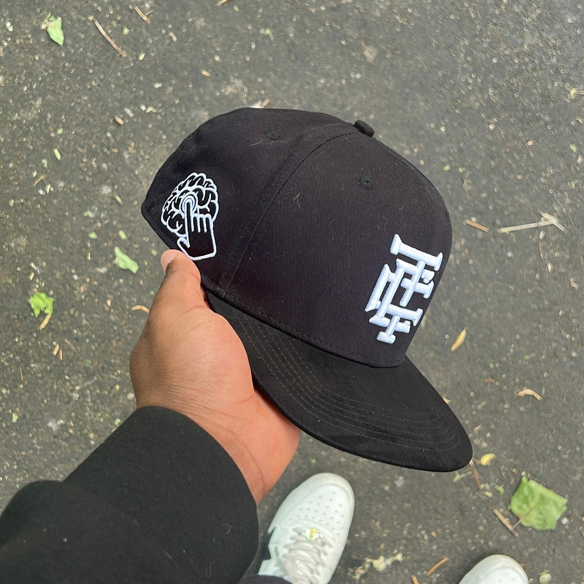 SnapBack noire avec visière en Suède + spécial box