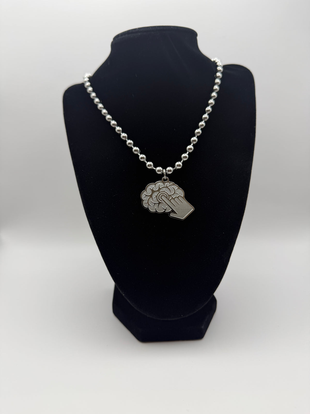 Chaîne CCT avec pendentif motif cerveau; Pendentif cerveau CCT en acier inoxydable; Chaîne streetwear unisexe CCT portée; Détail du pendentif Concentration Constante