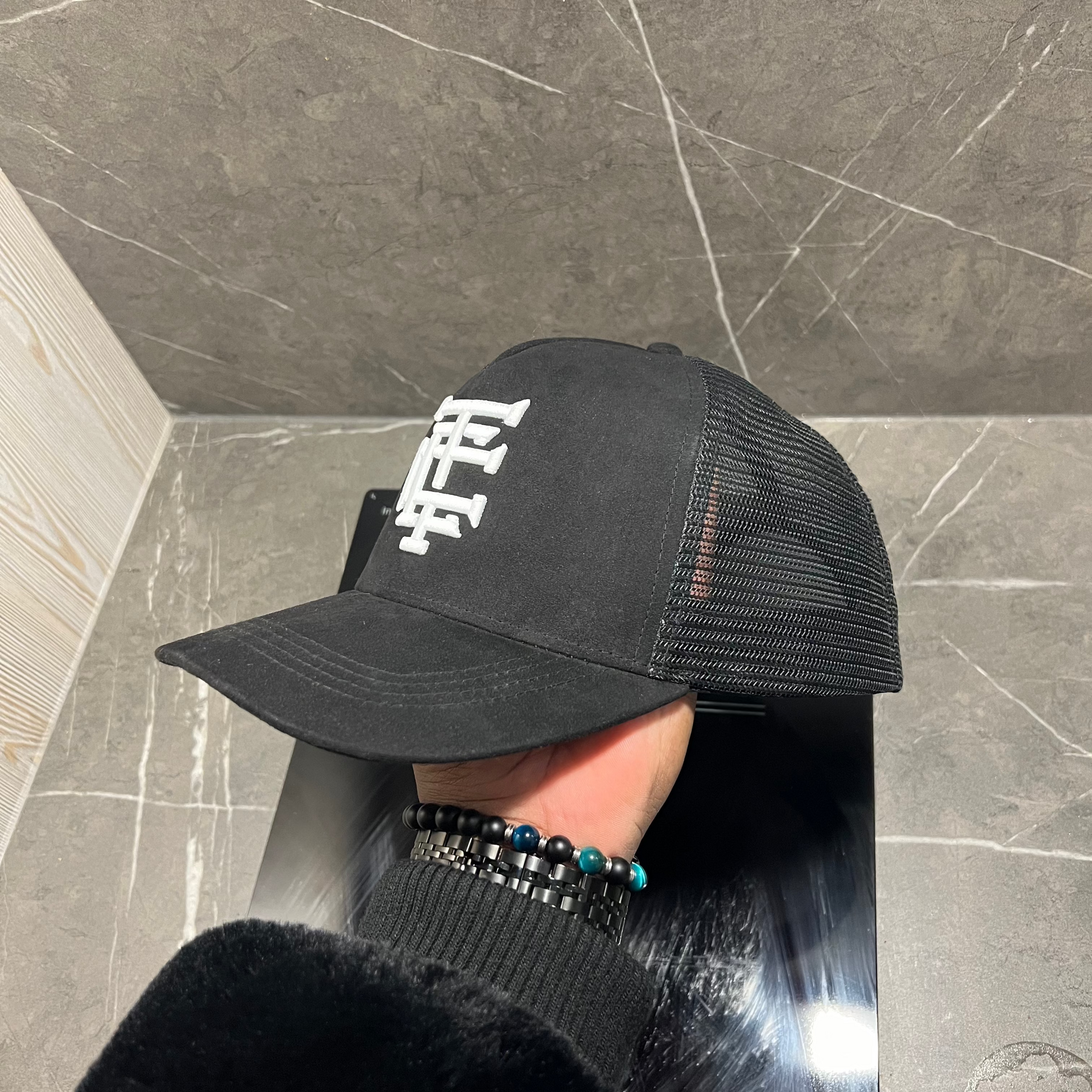 Casquette trucker noire en suède CCT