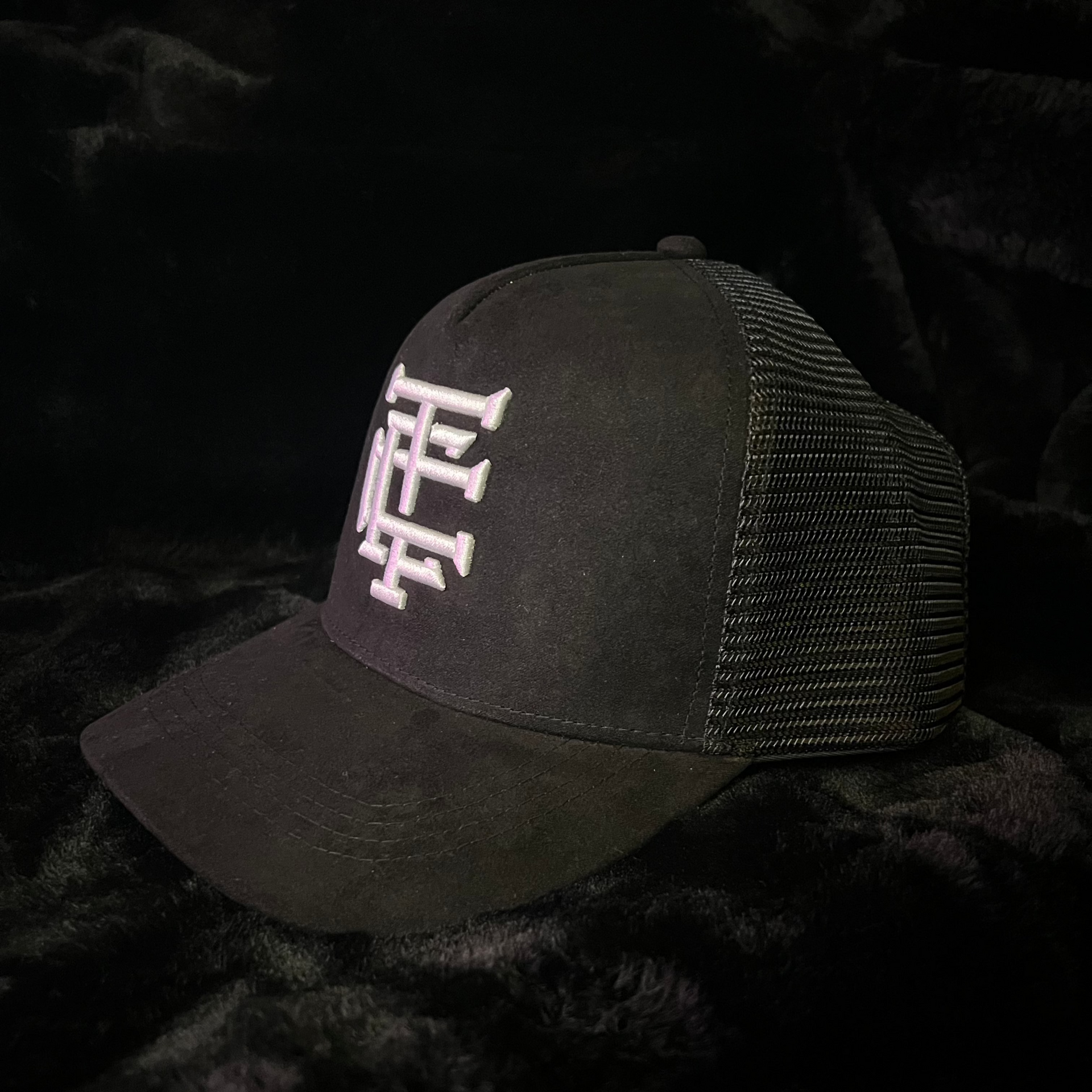 Casquette trucker noire en suède CCT